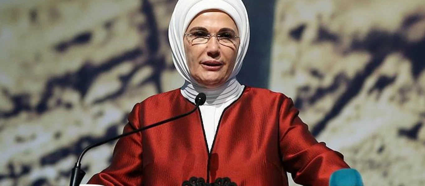 «Μαϊμού» οι τσάντες της Εμινέ Ερντογάν; - Τι λέει δημοσιογράφος της Hurriyet (φώτο)